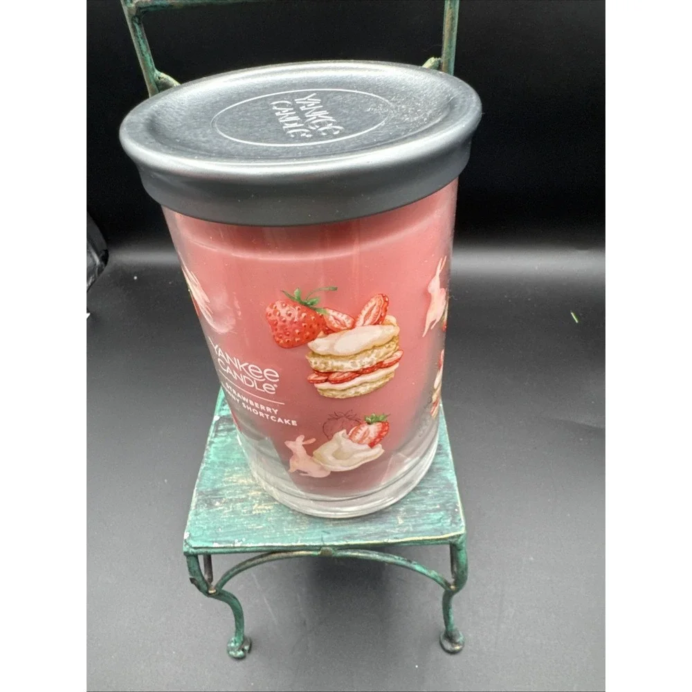 Large 2 Wick Yankee Candle Strawberry Bunny Shortcake Discontinued